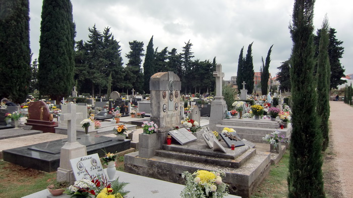 Usprkos jakom jugu gradsko groblje u Zadru danas je zasjalo toplim bojama cvijeca i svijeca kojima su gradjani ukrasili posljednja pocivalista svojih najdrazih, Foto: Mladen Malik Usprkos jakom jugu gradsko groblje u Zadru danas je zasjalo toplim bojama cvijeca i svijeca kojima su gradjani ukrasili posljednja pocivalista svojih najdrazih, Foto: Mladen Malik