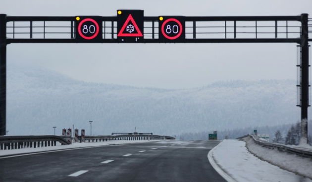 Karlovac, A1, 260313. 
Nakon sto je zbog orkanske bure dio autoceste Sv. Rok – Maslenica bio zatvoren za sav promet , nakon normalizacije vremenskih uvjeta u jutarnjim satima HAK je otvorio A1 kroz tunel sv.Rok te je promet uspostavljen u cjelosti.
Foto: