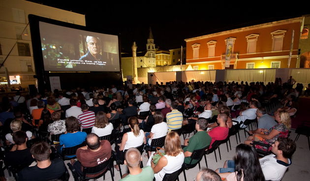 Zadar, 250812
Veceras je premijernim prikazivanjem filma Bourne legacy redatelja Tonya Gilroya u Hrvatskoj, na antickom Forumu otvoren 3. Avvantura Festival Film ForumZadar. Otvaranju je nazocio i poznati producent Branko Lustig.
Na fotografiji: detalj s