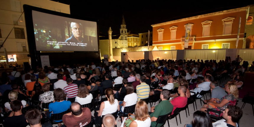 Zadar, 250812
Veceras je premijernim prikazivanjem filma Bourne legacy redatelja Tonya Gilroya u Hrvatskoj, na antickom Forumu otvoren 3. Avvantura Festival Film ForumZadar. Otvaranju je nazocio i poznati producent Branko Lustig.
Na fotografiji: detalj s Zadar, 250812
Veceras je premijernim prikazivanjem filma Bourne legacy redatelja Tonya Gilroya u Hrvatskoj, na antickom Forumu otvoren 3. Avvantura Festival Film ForumZadar. Otvaranju je nazocio i poznati producent Branko Lustig.
Na fotografiji: detalj s