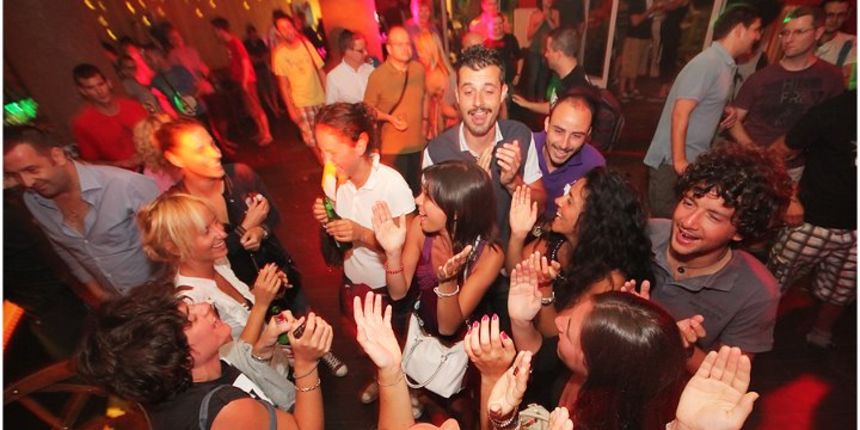 Q bar, party, ples, zabava Q bar, party, ples, zabava