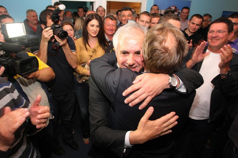 Nakon objave prvih izbornih rezultata nastalo je slavlje u stožeru HDZ-a i kolacijskih partnera. Slavila se pobjeda Božidara Kalmete, novog gradonačelnika Zadra, te pobjeda Stipe Zrilića, novog/satog župana Zadarske županije. Photo: Dino Stanin/PIXSELL Nakon objave prvih izbornih rezultata nastalo je slavlje u stožeru HDZ-a i kolacijskih partnera. Slavila se pobjeda Božidara Kalmete, novog gradonačelnika Zadra, te pobjeda Stipe Zrilića, novog/satog župana Zadarske županije. Photo: Dino Stanin/PIXSELL