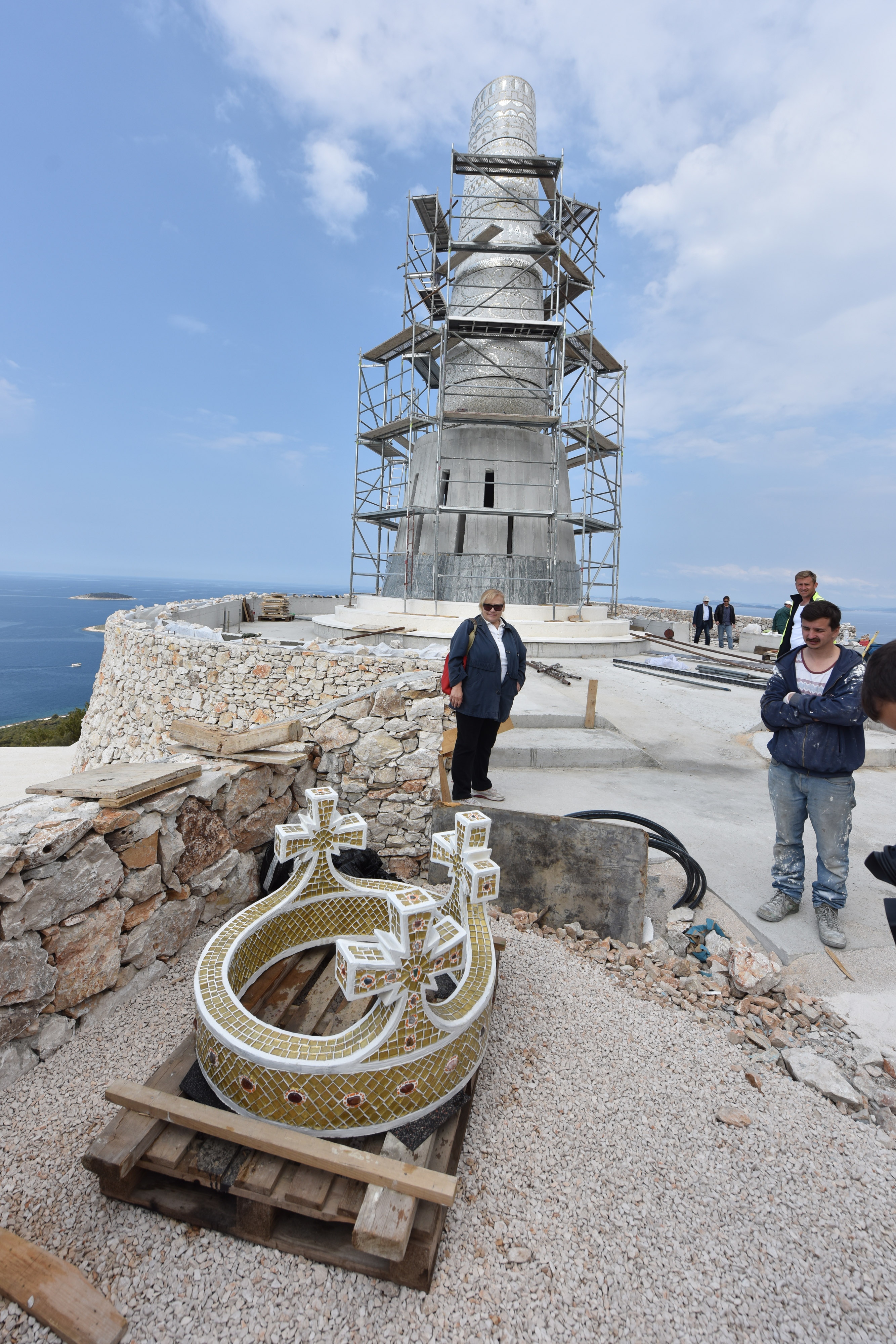 Doneseni i posljedni dijelovi velikoga kipa Gospe od Loreta, glava i kruna Doneseni i posljedni dijelovi velikoga kipa Gospe od Loreta, glava i kruna
