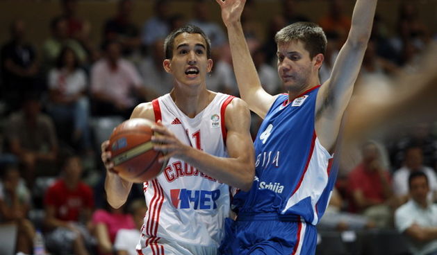 Zadar, 160710. Dvorana Kresimira Cosica U20 europsko prvenstvo u kosarci. Kosarkaska utakmica Hrvatska – Srbija.  Na slici igrac Hrvatske Ivan Batur (bijeli). Foto: Jure Miskovic / CROPIX