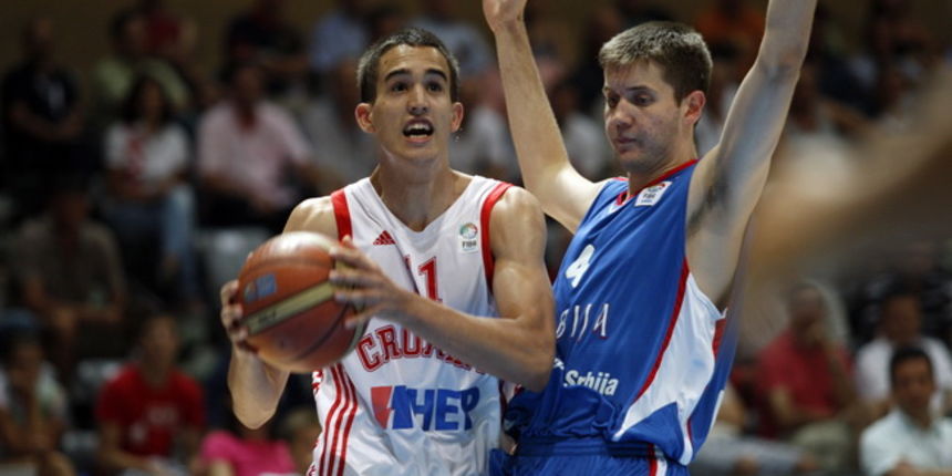 Zadar, 160710. Dvorana Kresimira Cosica U20 europsko prvenstvo u kosarci. Kosarkaska utakmica Hrvatska – Srbija.  Na slici igrac Hrvatske Ivan Batur (bijeli). Foto: Jure Miskovic / CROPIX