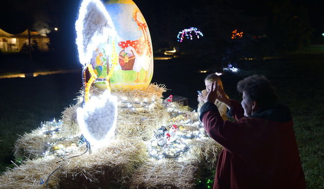 Cazma, 060412.
Obitelj Salaj iz Grabovnice kraj Cazme po prvi je put po uzoru na bozicni ugodjaj priredila i “Uskrsnu pricu”. Za tu su priliku imanje ukrasili s 2700 pisanica, zeceva, pilica i pijetlova koji svijetle po noci i ostavljaju posjetioce bez da