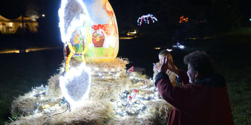 Cazma, 060412.
Obitelj Salaj iz Grabovnice kraj Cazme po prvi je put po uzoru na bozicni ugodjaj priredila i “Uskrsnu pricu”. Za tu su priliku imanje ukrasili s 2700 pisanica, zeceva, pilica i pijetlova koji svijetle po noci i ostavljaju posjetioce bez da