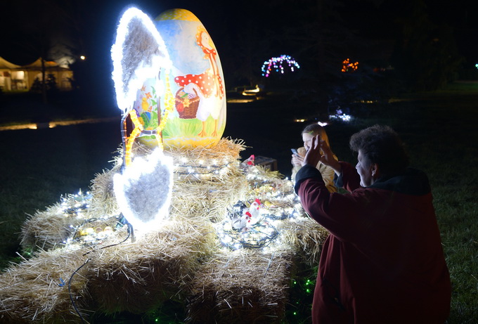 Cazma, 060412.
Obitelj Salaj iz Grabovnice kraj Cazme po prvi je put po uzoru na bozicni ugodjaj priredila i “Uskrsnu pricu”. Za tu su priliku imanje ukrasili s 2700 pisanica, zeceva, pilica i pijetlova koji svijetle po noci i ostavljaju posjetioce bez da