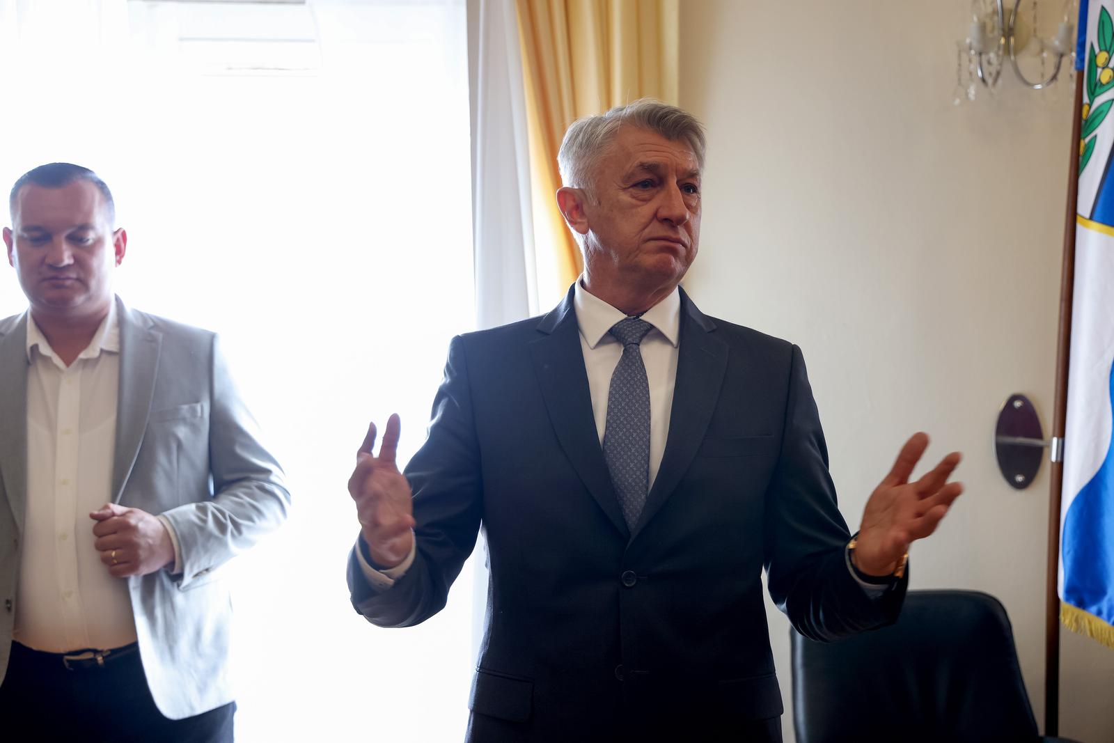 Župan Longin primio predstavnike medija koji prate rad Zadarske županije Župan Longin primio predstavnike medija koji prate rad Zadarske županije