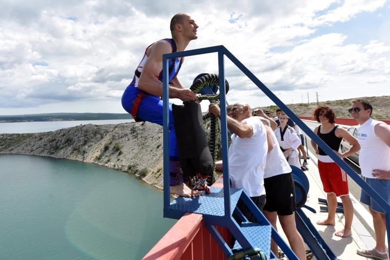 Otvorena sezona bungee jumpinga sa starog Masleničkog mosta. Photo: Hrvoje Jelavić/PIXSELL Otvorena sezona bungee jumpinga sa starog Masleničkog mosta. Photo: Hrvoje Jelavić/PIXSELL