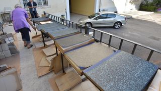 Smočena građa Znanstvene knjižnice Zadar suši se na suncu Smočena građa Znanstvene knjižnice Zadar suši se na suncu