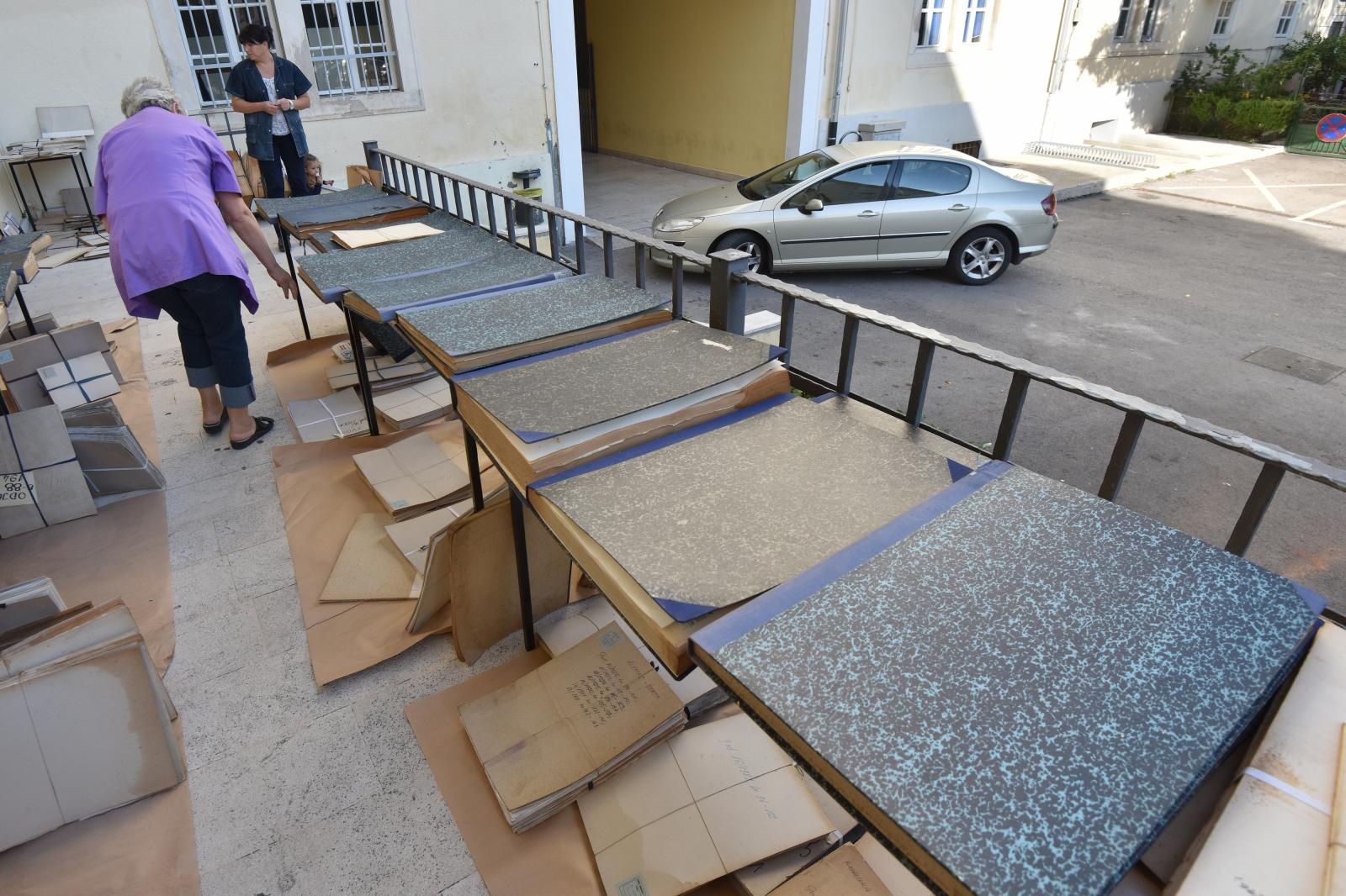 Smočena građa Znanstvene knjižnice Zadar suši se na suncu Smočena građa Znanstvene knjižnice Zadar suši se na suncu