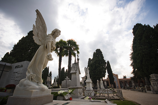 Gradsko groblje uoči blagdana Svih svetih (foto:Saša Čuka) Gradsko groblje uoči blagdana Svih svetih (foto:Saša Čuka)