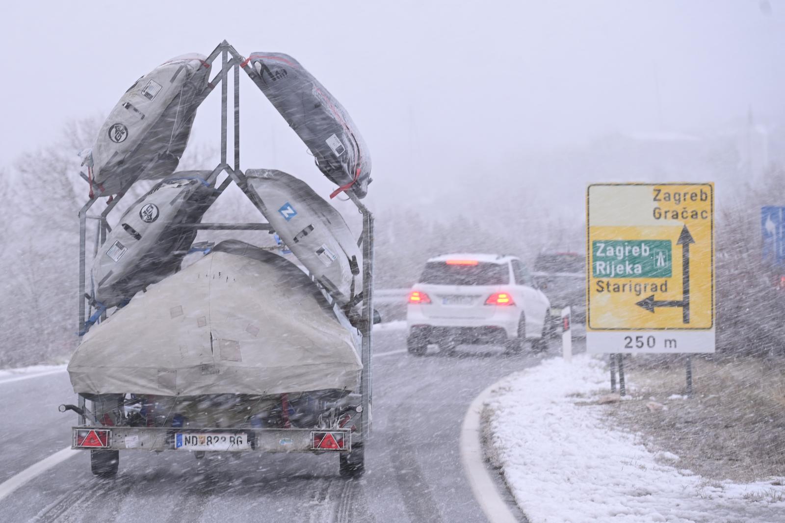 Snijeg i bura: Kolona vozila zaustavljena između Obrovca i Zatona obrovačkog