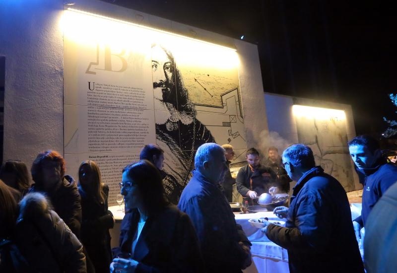 Sibenik – U noci muzeja u Sibeniku svecano je otvorena uredjena tvrdjava Barone. Cestitku za otvaranje uputio je i Jaksa Puljiz, zamjenik ministra regionalnog razvoja i fondova Europske unije. Svjetlosna igra laserskih zraka simbolicno je povezala tvrdjav Sibenik – U noci muzeja u Sibeniku svecano je otvorena uredjena tvrdjava Barone. Cestitku za otvaranje uputio je i Jaksa Puljiz, zamjenik ministra regionalnog razvoja i fondova Europske unije. Svjetlosna igra laserskih zraka simbolicno je povezala tvrdjav