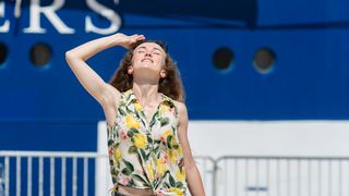 Velicanstveni jedrenjak Royal Clipper na Pozdravu suncu Velicanstveni jedrenjak Royal Clipper na Pozdravu suncu