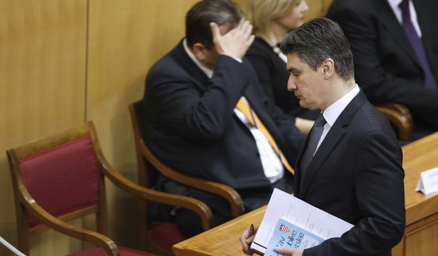 Zagreb, 231211.
Hrvatski Sabor u nastavku izvanredne sjednice glasuje o povjerenju novoj Vladi Zorana Milanovica. 
Na slici: buduci premijer Zoran Milanovic.
Foto: Goran Mehkek / CROPIX