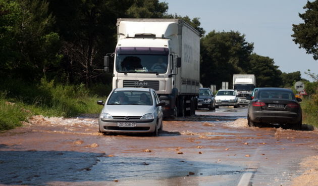U zadarskom predjelu Zmirici puknula je cijev za vodu vjerojatno veceg promjera jer je u kratko vrijeme voda potopila obliznje prometnice pa tako i onu prema Ninu. Foto: Vladimir Ivanov / CROPIX