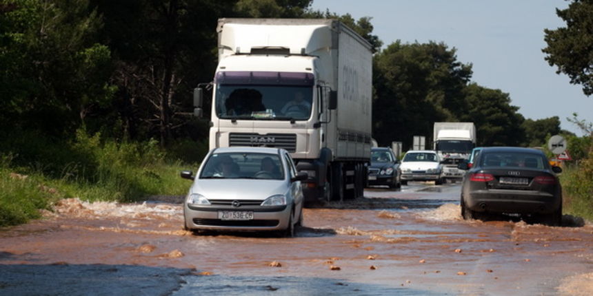 U zadarskom predjelu Zmirici puknula je cijev za vodu vjerojatno veceg promjera jer je u kratko vrijeme voda potopila obliznje prometnice pa tako i onu prema Ninu. Foto: Vladimir Ivanov / CROPIX