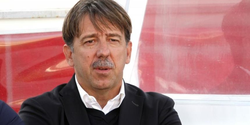 02.05.2015., Park mladezi, Split – MAXtv 1. HNL, 32 kolo, RNK Split – GNK Dinamo. Trener Splita Zoran Vulic Photo: Miranda Cikotic/PIXSELL 02.05.2015., Park mladezi, Split – MAXtv 1. HNL, 32 kolo, RNK Split – GNK Dinamo. Trener Splita Zoran Vulic Photo: Miranda Cikotic/PIXSELL