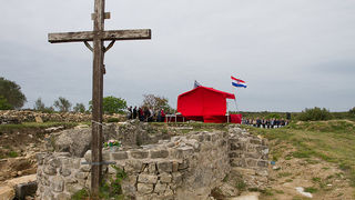 Misa na ostacima crkve na Petrini, foto: Leo Banić Misa na ostacima crkve na Petrini, foto: Leo Banić