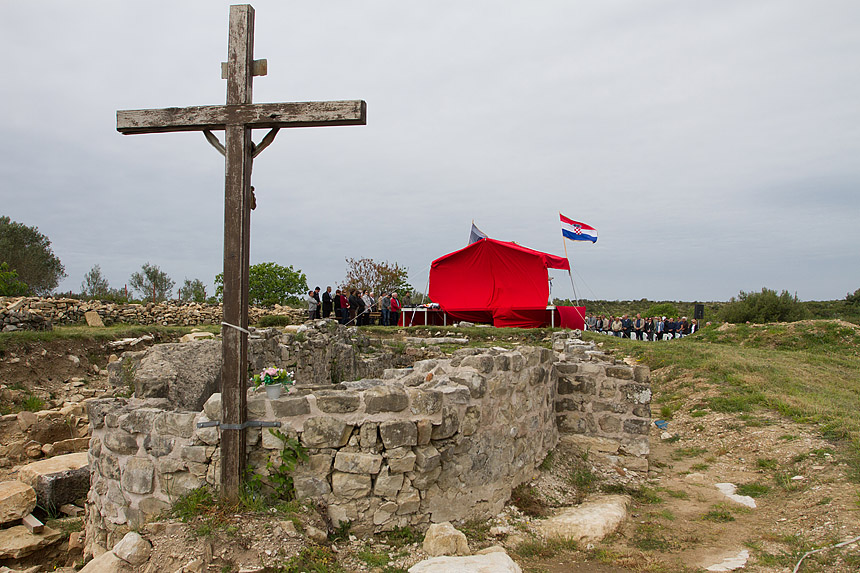 Misa na ostacima crkve na Petrini, foto: Leo Banić Misa na ostacima crkve na Petrini, foto: Leo Banić