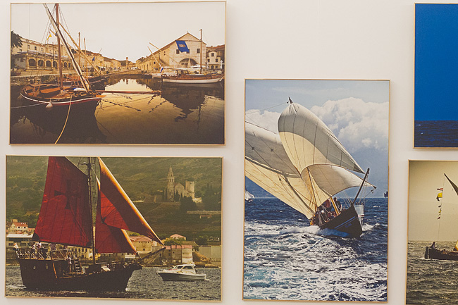 U Muzeju antičkog stakla otvorena je izložba fotografija ”Rota palagruzona” autora Ive Pervana i predavanje ”Falkuša – od Palagruže do Atlantika” profesora Joška Božanića, foto: Leo Banić U Muzeju antičkog stakla otvorena je izložba fotografija ”Rota palagruzona” autora Ive Pervana i predavanje ”Falkuša – od Palagruže do Atlantika” profesora Joška Božanića, foto: Leo Banić