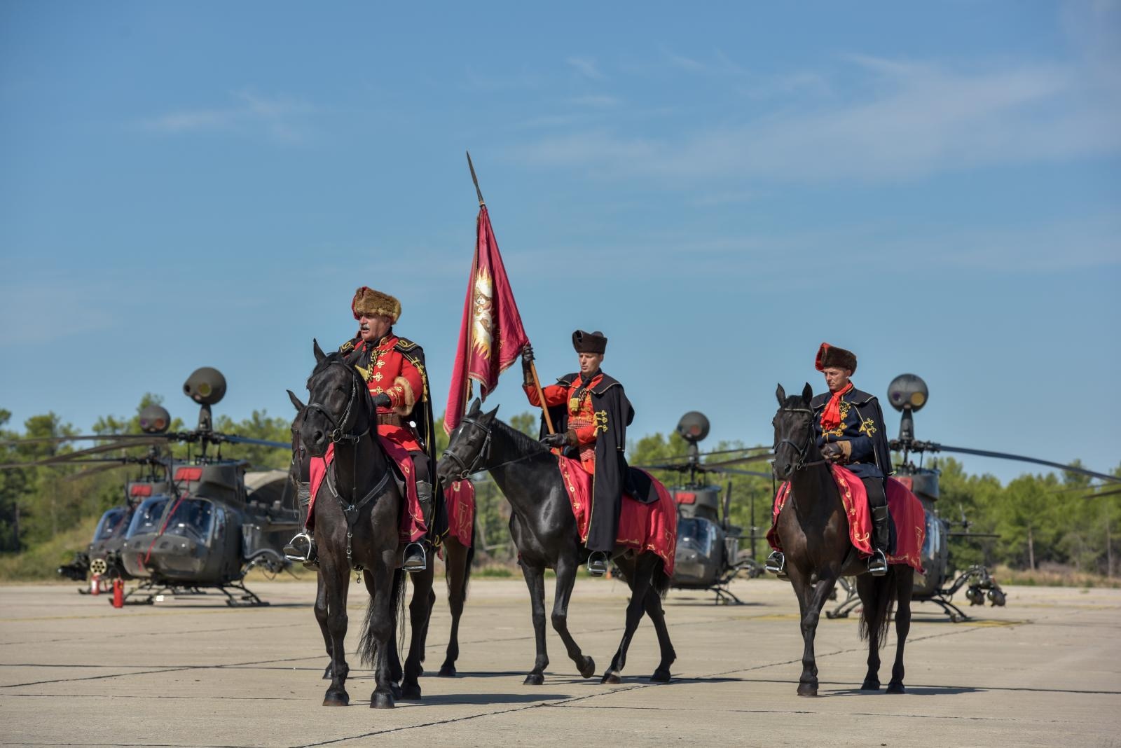 Svečanost povodom završetka obuke pilota na helikopterima OH-58D Kiowa Warrior Svečanost povodom završetka obuke pilota na helikopterima OH-58D Kiowa Warrior