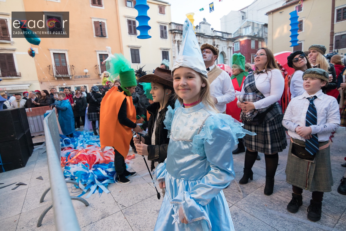 Zadarski karneval 2018: Povorka maškaranih skupina od Gradskih vrata preko Foruma do Narodnog trga Zadarski karneval 2018: Povorka maškaranih skupina od Gradskih vrata preko Foruma do Narodnog trga