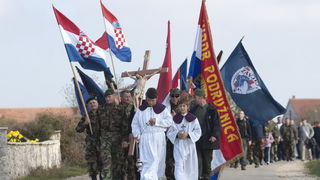 Nadin, 191111.
Clanovi 23 braniteljske udruge danas su u mimohodu od Benkovca do Skabrnje, hodnja se zaustavlja samo u Nadinu zbog polaganja vijenaca (na danasnji dan u Nadinu je ubijeno 19 civila, do sada nema optuzenih za masakr).
Foto: Luka Gerlanc / C