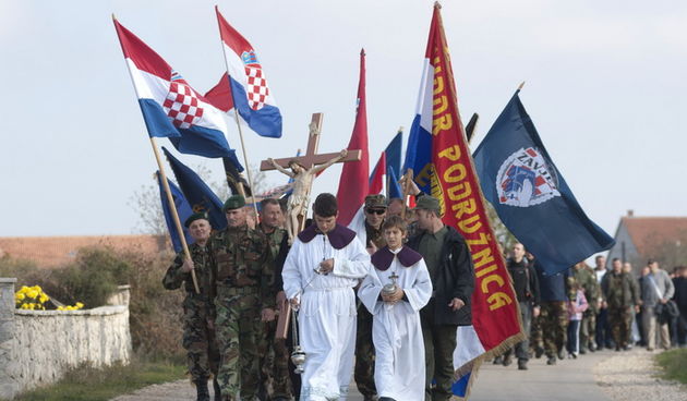 Nadin, 191111.
Clanovi 23 braniteljske udruge danas su u mimohodu od Benkovca do Skabrnje, hodnja se zaustavlja samo u Nadinu zbog polaganja vijenaca (na danasnji dan u Nadinu je ubijeno 19 civila, do sada nema optuzenih za masakr).
Foto: Luka Gerlanc / C