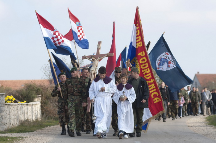 Nadin, 191111.
Clanovi 23 braniteljske udruge danas su u mimohodu od Benkovca do Skabrnje, hodnja se zaustavlja samo u Nadinu zbog polaganja vijenaca (na danasnji dan u Nadinu je ubijeno 19 civila, do sada nema optuzenih za masakr).
Foto: Luka Gerlanc / C