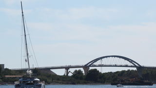 Zadar, 110810.
Katamaran marke Lagoon 620 popodne je jarbolom zapeo za dalekovod u prolazu mali Zdrelac izmedju otoka Ugljan i Pasman. Zatim se jarbolom naslonio na most koji je visine 16,5 metara. Zice dalekovoda su pukle i pale u more a brod je znatno o Zadar, 110810.
Katamaran marke Lagoon 620 popodne je jarbolom zapeo za dalekovod u prolazu mali Zdrelac izmedju otoka Ugljan i Pasman. Zatim se jarbolom naslonio na most koji je visine 16,5 metara. Zice dalekovoda su pukle i pale u more a brod je znatno o