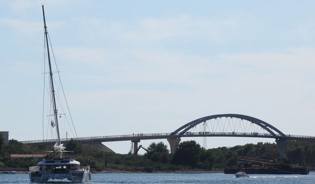 Zadar, 110810.
Katamaran marke Lagoon 620 popodne je jarbolom zapeo za dalekovod u prolazu mali Zdrelac izmedju otoka Ugljan i Pasman. Zatim se jarbolom naslonio na most koji je visine 16,5 metara. Zice dalekovoda su pukle i pale u more a brod je znatno o