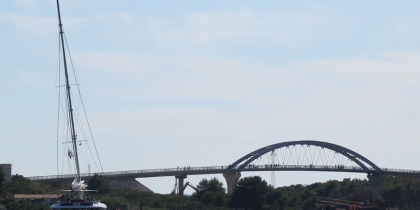 Zadar, 110810.
Katamaran marke Lagoon 620 popodne je jarbolom zapeo za dalekovod u prolazu mali Zdrelac izmedju otoka Ugljan i Pasman. Zatim se jarbolom naslonio na most koji je visine 16,5 metara. Zice dalekovoda su pukle i pale u more a brod je znatno o Zadar, 110810.
Katamaran marke Lagoon 620 popodne je jarbolom zapeo za dalekovod u prolazu mali Zdrelac izmedju otoka Ugljan i Pasman. Zatim se jarbolom naslonio na most koji je visine 16,5 metara. Zice dalekovoda su pukle i pale u more a brod je znatno o