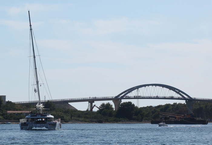 Zadar, 110810.
Katamaran marke Lagoon 620 popodne je jarbolom zapeo za dalekovod u prolazu mali Zdrelac izmedju otoka Ugljan i Pasman. Zatim se jarbolom naslonio na most koji je visine 16,5 metara. Zice dalekovoda su pukle i pale u more a brod je znatno o Zadar, 110810.
Katamaran marke Lagoon 620 popodne je jarbolom zapeo za dalekovod u prolazu mali Zdrelac izmedju otoka Ugljan i Pasman. Zatim se jarbolom naslonio na most koji je visine 16,5 metara. Zice dalekovoda su pukle i pale u more a brod je znatno o