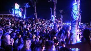 Plaza Zrce, cetvrti dan Hideout festivala privukao je nekoliko tisuca, ponajvise engleskih turista koji su se zabavljali u klubu Papaya. Photo: Luka Stanzl/PIXSELL Plaza Zrce, cetvrti dan Hideout festivala privukao je nekoliko tisuca, ponajvise engleskih turista koji su se zabavljali u klubu Papaya. Photo: Luka Stanzl/PIXSELL