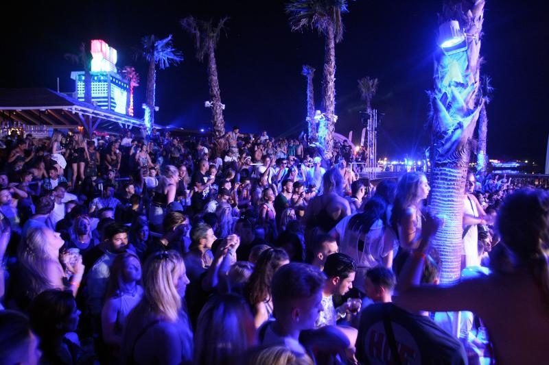Plaza Zrce, cetvrti dan Hideout festivala privukao je nekoliko tisuca, ponajvise engleskih turista koji su se zabavljali u klubu Papaya. Photo: Luka Stanzl/PIXSELL Plaza Zrce, cetvrti dan Hideout festivala privukao je nekoliko tisuca, ponajvise engleskih turista koji su se zabavljali u klubu Papaya. Photo: Luka Stanzl/PIXSELL