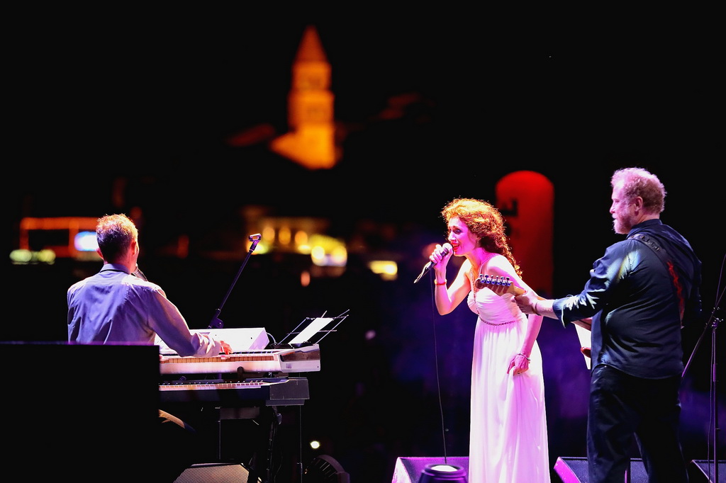 Čudesna Doris Dragović oduševila u Biogradu na Moru Čudesna Doris Dragović oduševila u Biogradu na Moru