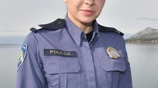 Policajka Petra Mitrović pružila je prvu pomoć unesrećenom motociklistu i bila uz njega do dolaska GSS-a koji ga je izvukla iz provalije. Photo: Dino Stanin/PIXSELL Policajka Petra Mitrović pružila je prvu pomoć unesrećenom motociklistu i bila uz njega do dolaska GSS-a koji ga je izvukla iz provalije. Photo: Dino Stanin/PIXSELL