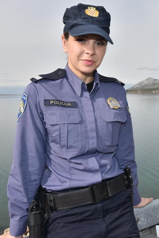 Policajka Petra Mitrović pružila je prvu pomoć unesrećenom motociklistu i bila uz njega do dolaska GSS-a koji ga je izvukla iz provalije. Photo: Dino Stanin/PIXSELL Policajka Petra Mitrović pružila je prvu pomoć unesrećenom motociklistu i bila uz njega do dolaska GSS-a koji ga je izvukla iz provalije. Photo: Dino Stanin/PIXSELL