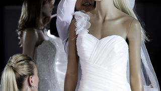 Zagreb, 300911.
Na Zagrebackom velesajmu poceli su Dani Vjencanja koji ce trajati do 2. listopada.
Na slici: radnice uredjuju lutku u vjencanici.
Foto: Dragan Matic / Cropix Zagreb, 300911.
Na Zagrebackom velesajmu poceli su Dani Vjencanja koji ce trajati do 2. listopada.
Na slici: radnice uredjuju lutku u vjencanici.
Foto: Dragan Matic / Cropix