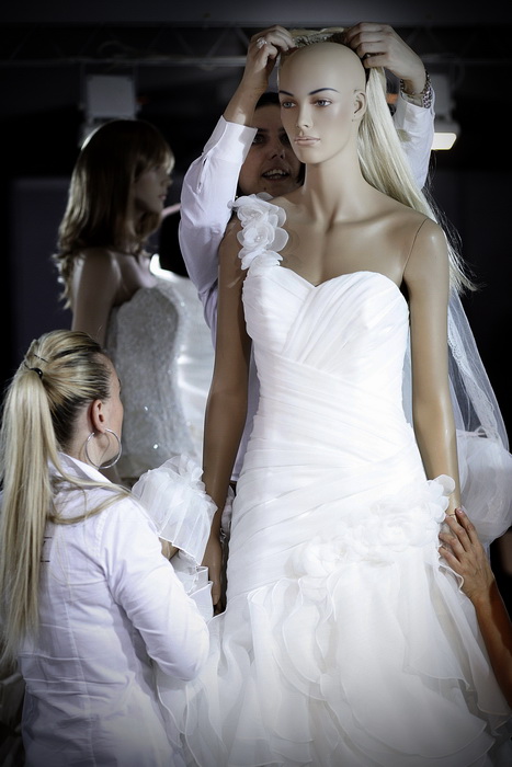 Zagreb, 300911.
Na Zagrebackom velesajmu poceli su Dani Vjencanja koji ce trajati do 2. listopada.
Na slici: radnice uredjuju lutku u vjencanici.
Foto: Dragan Matic / Cropix Zagreb, 300911.
Na Zagrebackom velesajmu poceli su Dani Vjencanja koji ce trajati do 2. listopada.
Na slici: radnice uredjuju lutku u vjencanici.
Foto: Dragan Matic / Cropix