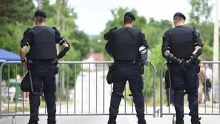 Srb: Uz Thompsonove pjesme prosvjednici ispred interventne policije protiv obljetnice Ustanka, Photo: Dino Stanin/PIXSELL