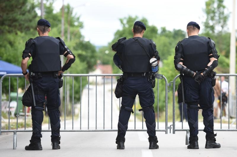 Srb: Uz Thompsonove pjesme prosvjednici ispred interventne policije protiv obljetnice Ustanka, Photo: Dino Stanin/PIXSELL