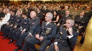 Zagreb, 020811.
Stanciceva ulica.
Ministarstvo obrane.
Podjela priznjanja i promaknuca hrvatskim casnicima povodom obiljezavanja akcije oluja.
Odlikovanja i promaknuca podjelio je predsjednik Ivo Josipovic.
Foto: Goran Mehkek / Cropix