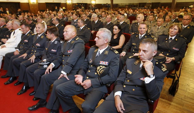 Zagreb, 020811.
Stanciceva ulica.
Ministarstvo obrane.
Podjela priznjanja i promaknuca hrvatskim casnicima povodom obiljezavanja akcije oluja.
Odlikovanja i promaknuca podjelio je predsjednik Ivo Josipovic.
Foto: Goran Mehkek / Cropix