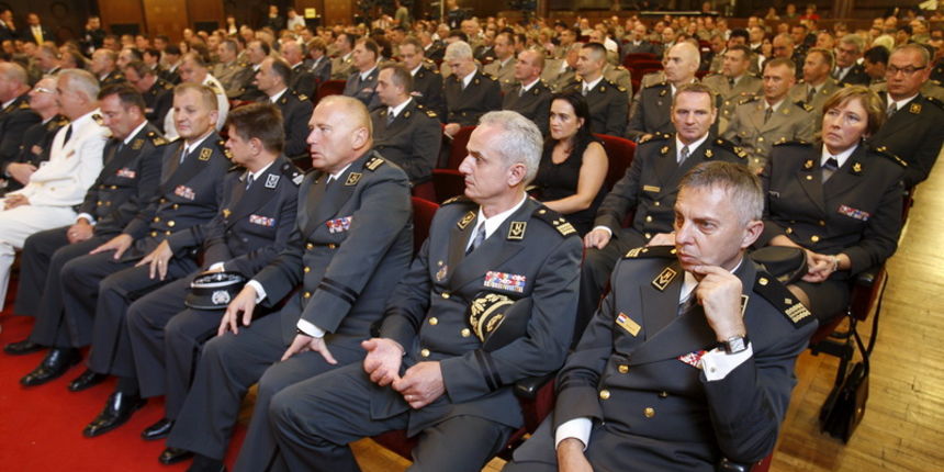 Zagreb, 020811.
Stanciceva ulica.
Ministarstvo obrane.
Podjela priznjanja i promaknuca hrvatskim casnicima povodom obiljezavanja akcije oluja.
Odlikovanja i promaknuca podjelio je predsjednik Ivo Josipovic.
Foto: Goran Mehkek / Cropix Zagreb, 020811.
Stanciceva ulica.
Ministarstvo obrane.
Podjela priznjanja i promaknuca hrvatskim casnicima povodom obiljezavanja akcije oluja.
Odlikovanja i promaknuca podjelio je predsjednik Ivo Josipovic.
Foto: Goran Mehkek / Cropix