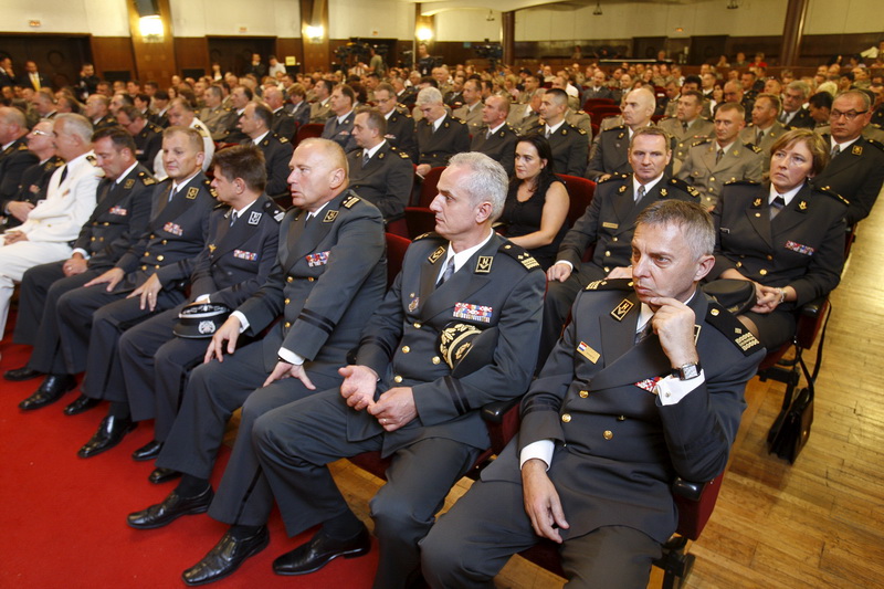 Zagreb, 020811.
Stanciceva ulica.
Ministarstvo obrane.
Podjela priznjanja i promaknuca hrvatskim casnicima povodom obiljezavanja akcije oluja.
Odlikovanja i promaknuca podjelio je predsjednik Ivo Josipovic.
Foto: Goran Mehkek / Cropix