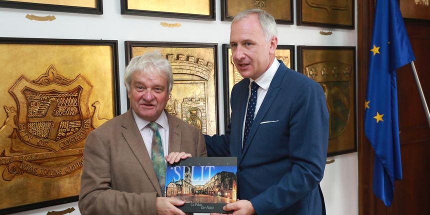 Gradonacelnik Andro Krstulovic Opara primio je u zgradi Banovine nobelovca Paula Nursea. Gradonacelnik Andro Krstulovic Opara primio je u zgradi Banovine nobelovca Paula Nursea.